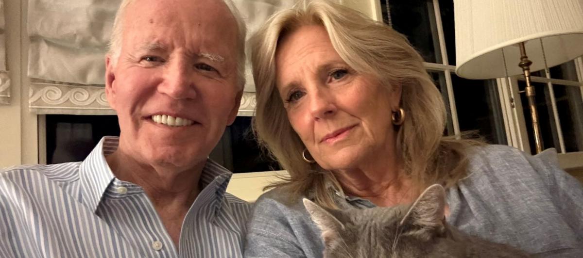 Imagen de Joe Biden, su mujer Jill y la gata Willow en la imagen difundida en redes sociales.