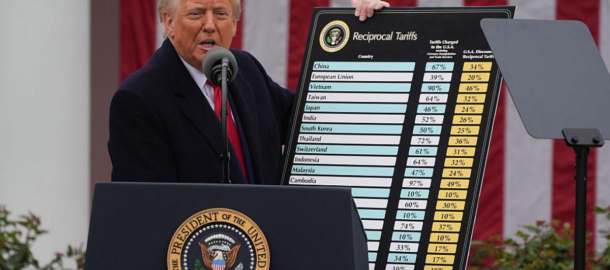 Donald Trump sujeta el cartel de los aranceles que presentó el Día de la Liberación