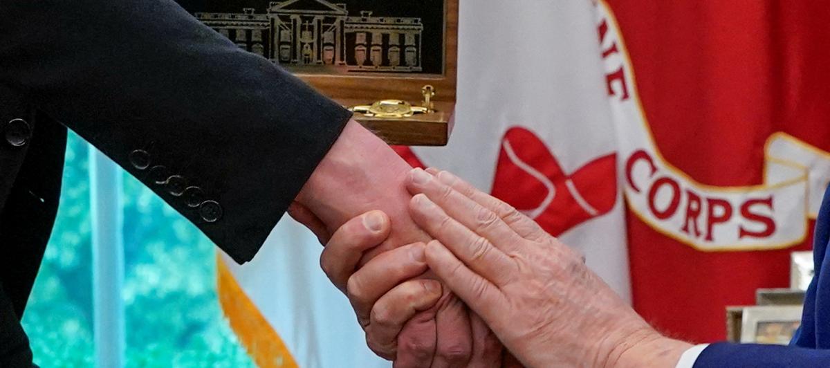 El presidente de EEUU, Donald Trump, estrecha la mano de Elon Musk este viernes en el Despacho Oval de la Casa Blanca.