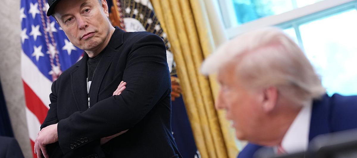 Elon Musk mira serio a Donald Trump en su acto de despedida del Gobierno