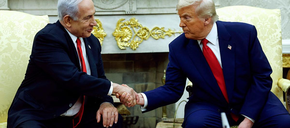 Netanyahu y Trump se dan la mano en un encuentro reciente en la Casa Blanca