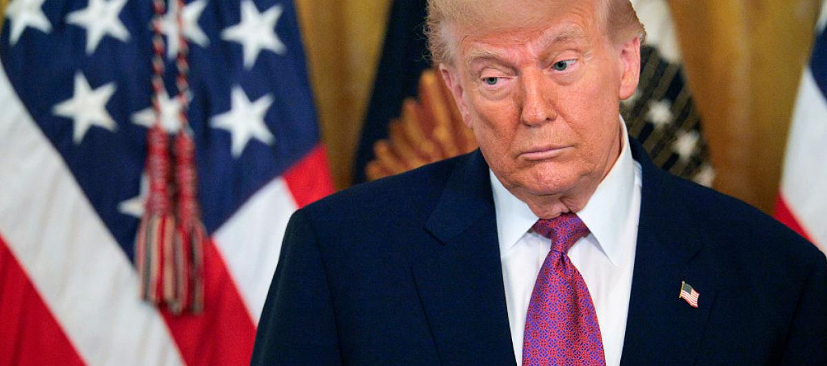 Donald Trump, en un extraño gesto durante una comparecencia