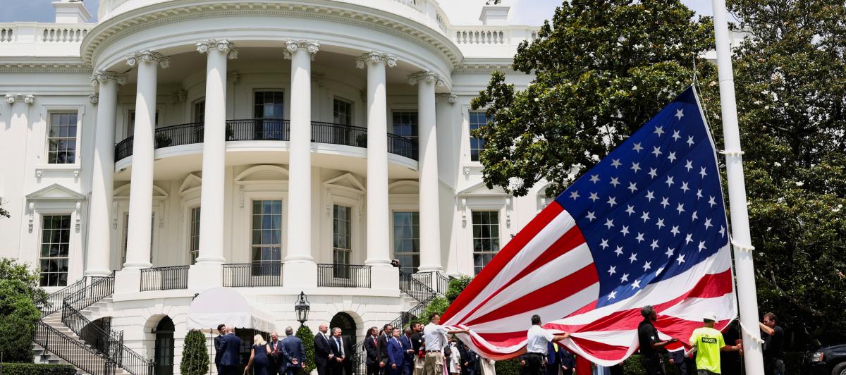 Izado de una bandera de Estados Unidos en los jardines de la Casa Blanca.