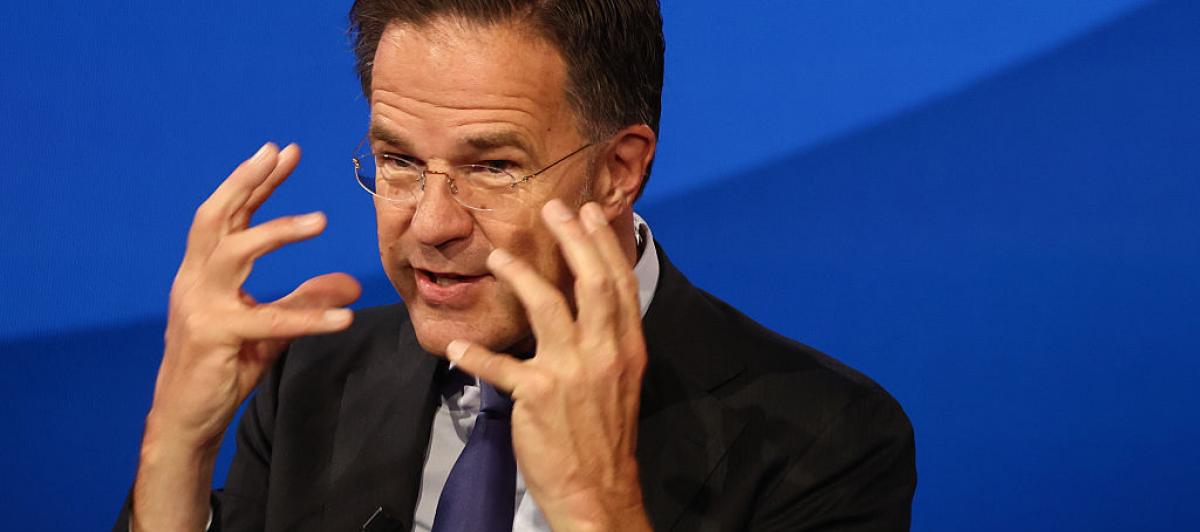 Mark Rutte gesticula en una conferencia previa a la cumbre de la OTAN