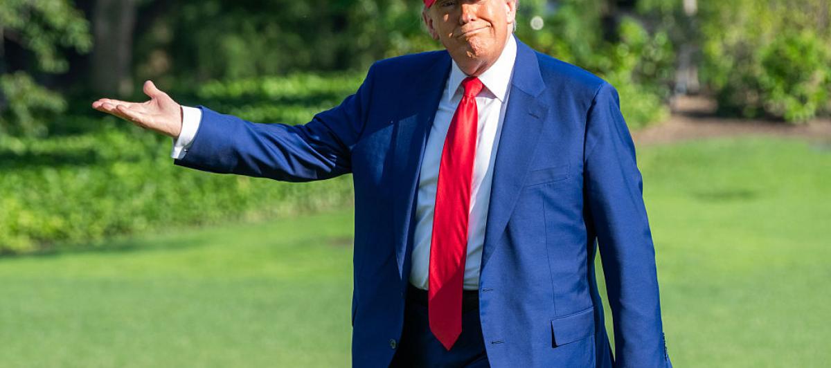Donald Trump gesticula al llegar a la Casa Blanca