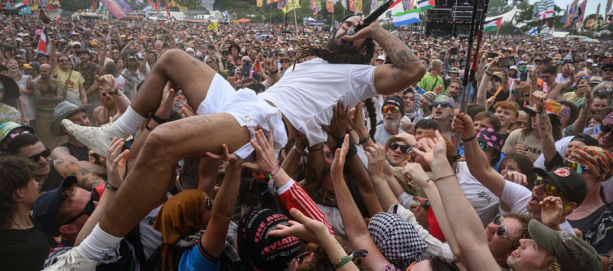 El cantante Bobby Vylan, del dúo punk Bob Vylan en su concierto de Glastonbury.