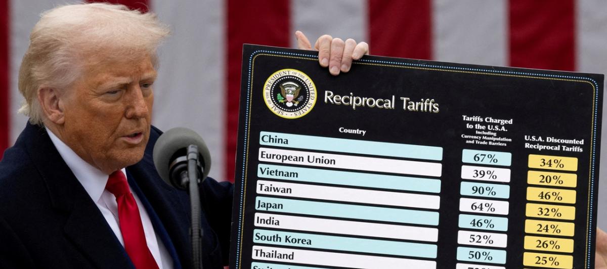 El presidente de EEUU, Donald Trump, con el famoso cartel de los nuevos aranceles.