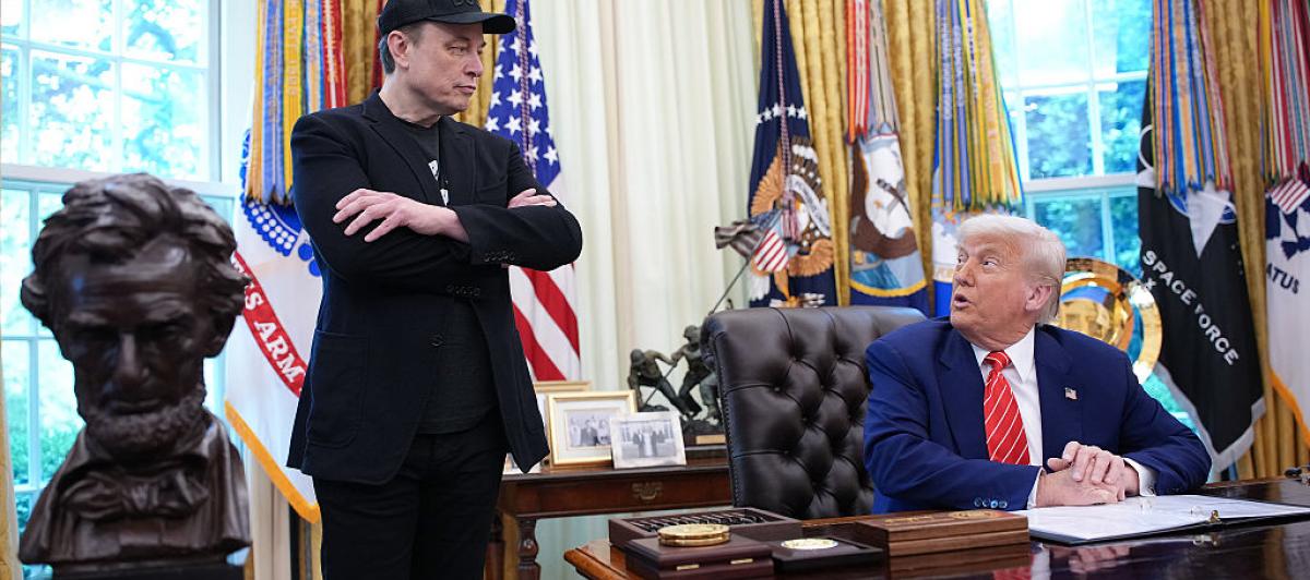 Elon Musk y Donald Trump se miran con cariño durante la despedida oficial de Musk del Gobierno de EEUU