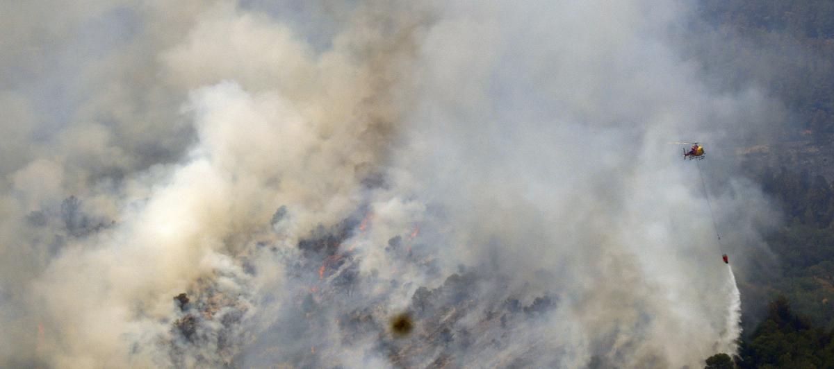 Un helicóptero trabaja en la tareas de extinción del incendio foresta que asoló el Baix Ebre y se originó en Paüls (Tarragona).