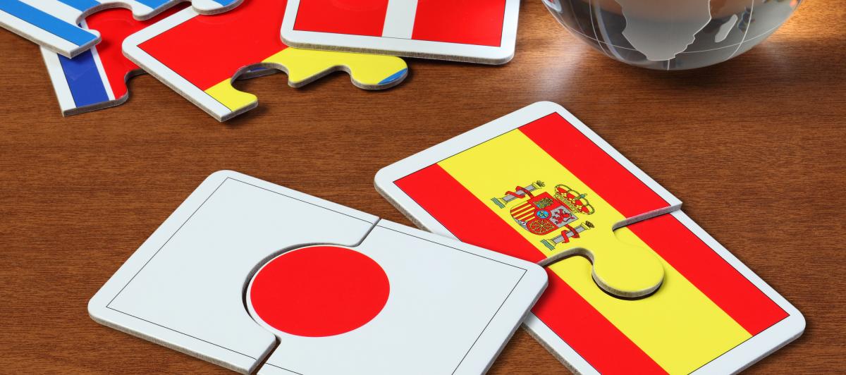 Puzzle con las banderas de Japón y España en el centro de la mesa.