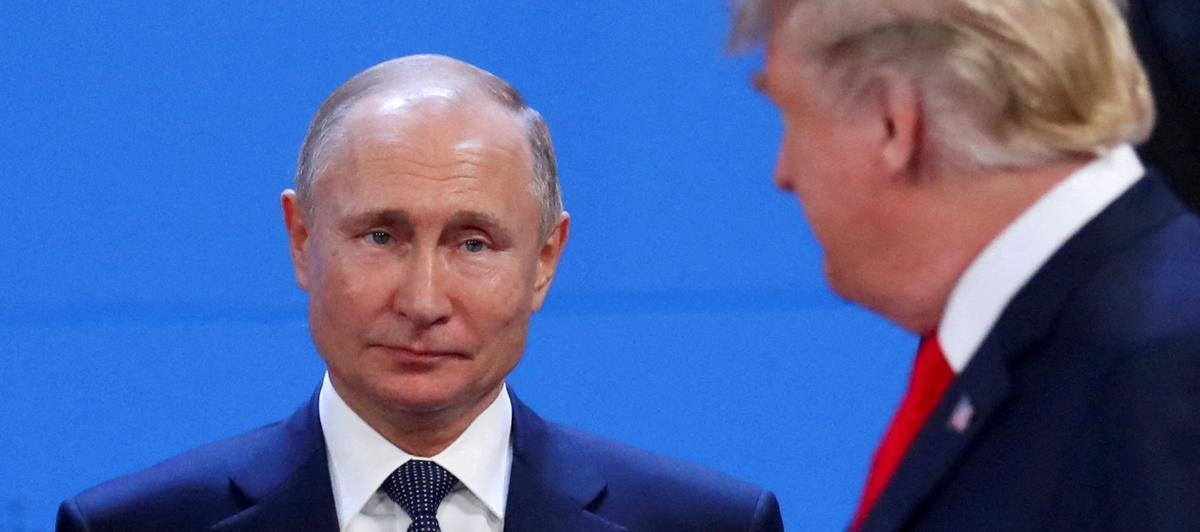 El presidente de Rusia, Vladimir Putin, cruza la miradacon el de Estados Unidos, Donald Trump, en el encuentro del G20 de 2018, en Buenos Aires.
