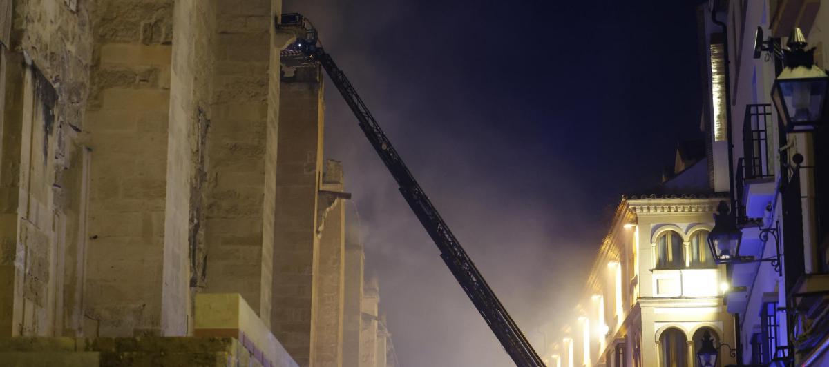 El incendio declarado este viernes en el interior de la Mezquita-Catedral de Córdoba.