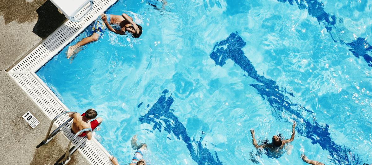 Imagen de archivo de jóvenes disfrutando en una piscina.