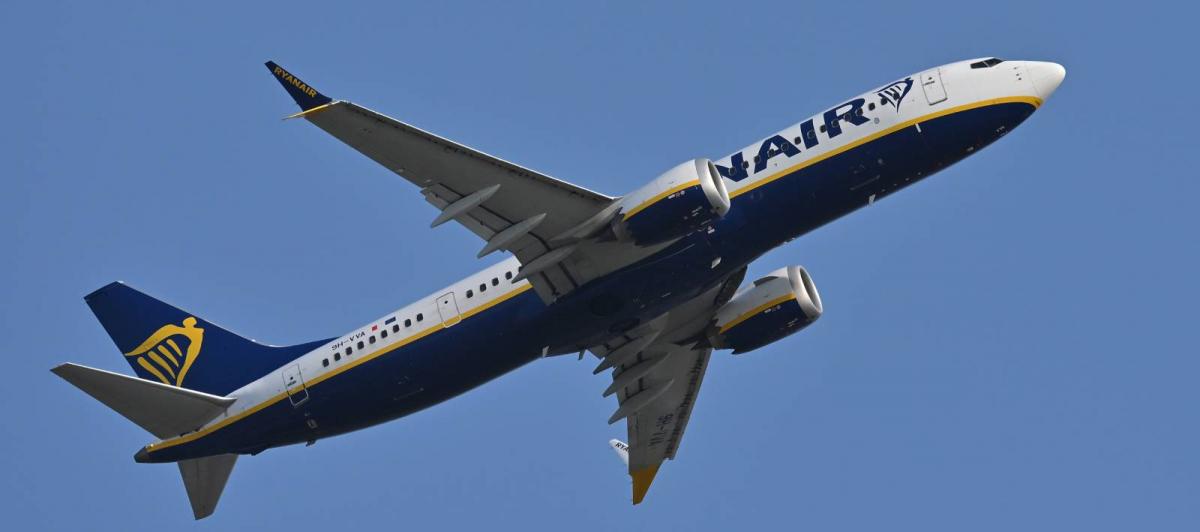 Avión de Ryanair despegando