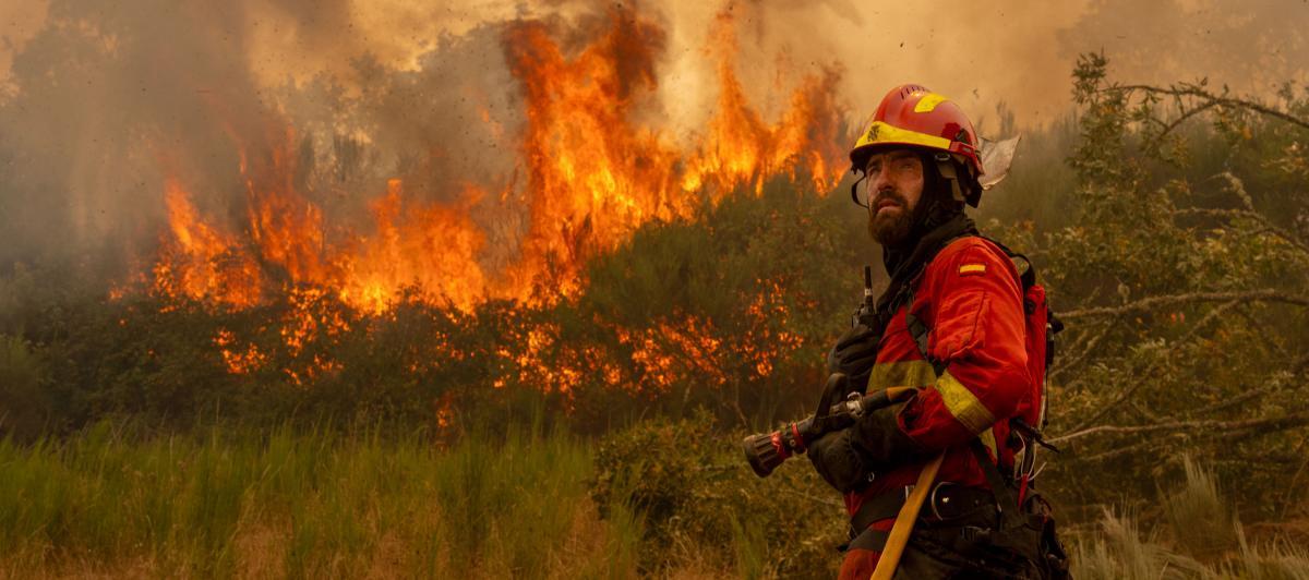 Un efectivo de la Unidad Militar de Emergencias (UME) en la localidad de A Espasa, durante el incendio forestal que permanece activo en Chandrexa de Queixa (Ourense).