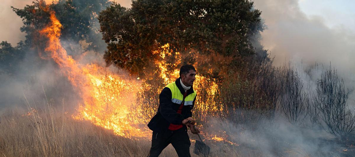 Un persona participa en las labores de extinción de un incendio en Abejera, Zamora.