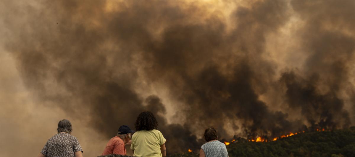 Vista del incendio forestal en Monterrei (Ourense).