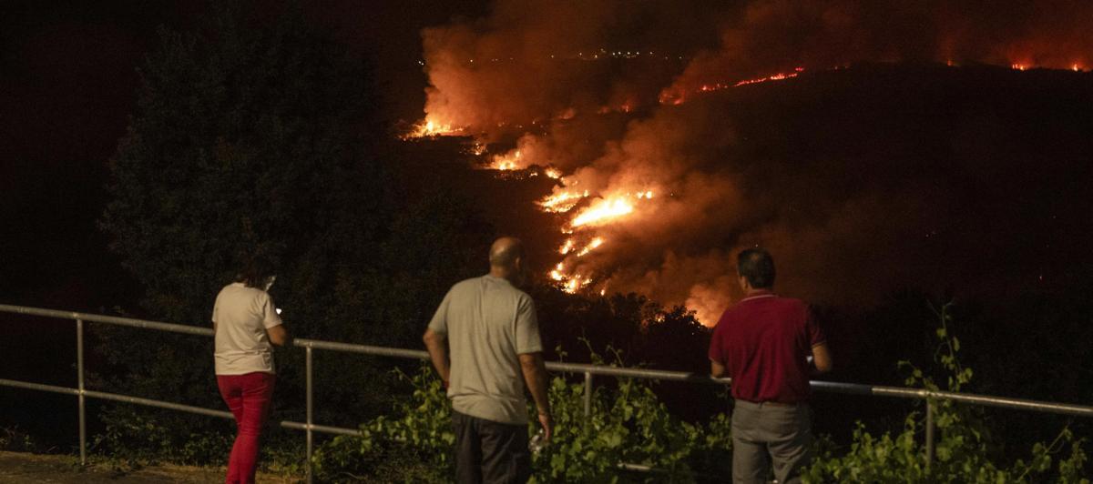 Vista del incendio que se acerca a la aldea de As Chás, en Oímbra, Ourense.