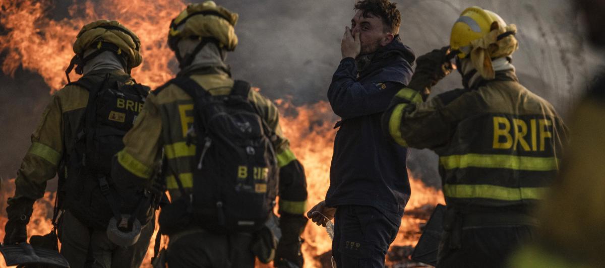 Los bomberos durante las labores de extinción del incendio que afecta al municipio de Monterrei (Ourense).