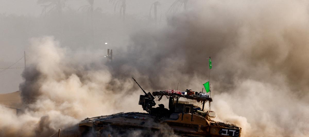 Un vehículo blindado (APC) del Ejército de Israel, realizando maniobras en la frontera con Gaza.