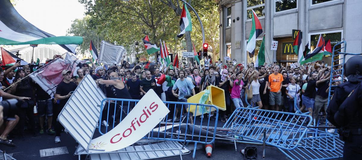 Los manifestantes propalestinos cortan el recorrido de los ciclistas en el Paseo del Prado, este domingo, durante la última etapa de la Vuelta a España.