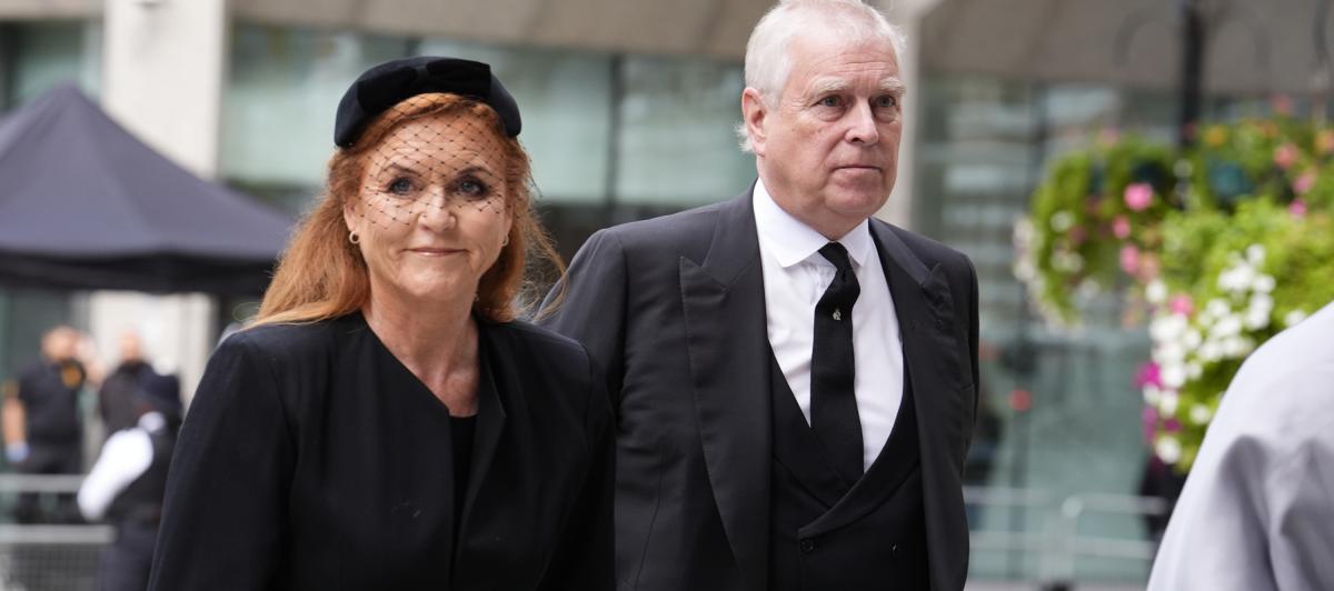 El príncipe Andrés y Sarah Ferguson en el funeral de la duquesa de Kent en la catedral de Westminster