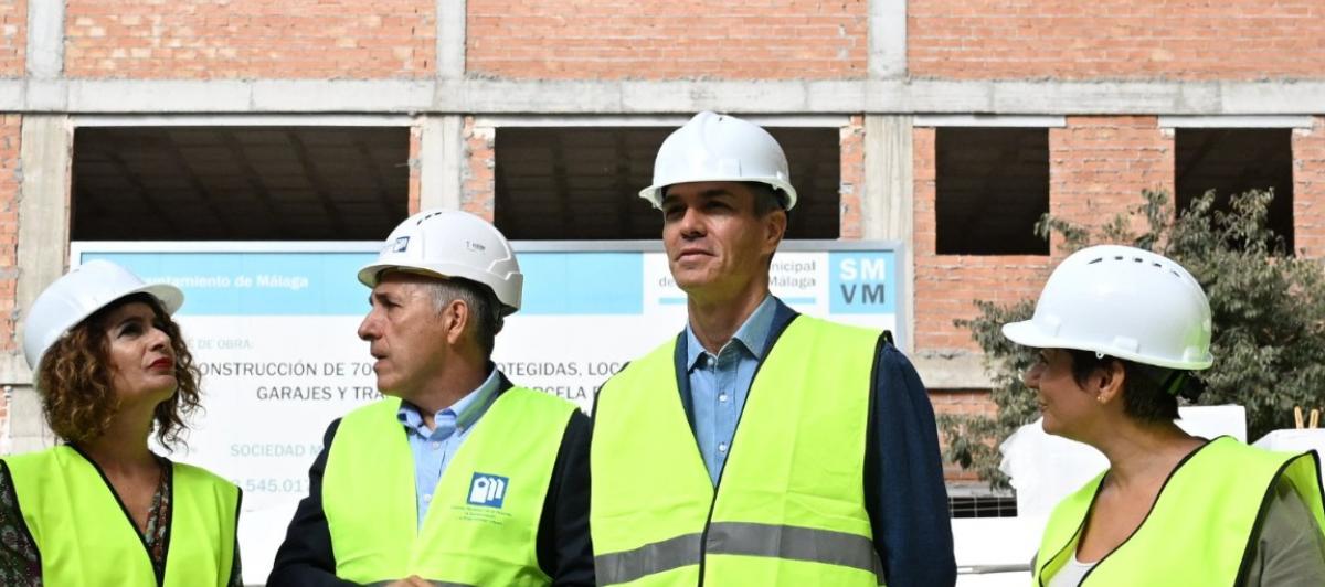 El presidente del Gobierno, Pedro Sánchez, visitando las obras de una promoción con 530 viviendas de alquiler asequible en Málaga.