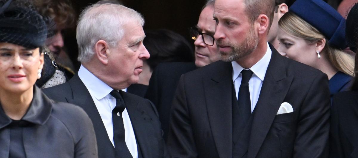 El príncipe Guillermo escucha al príncipe Andrés en el funeral de la duquesa de Kent
