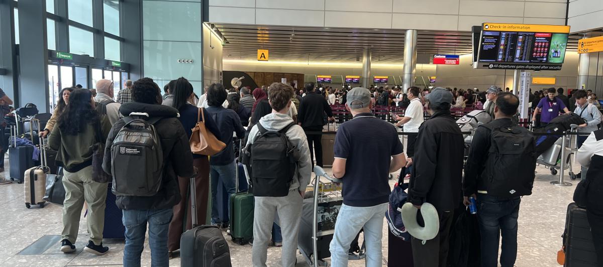 Largas colas en el aeropuerto de Heathrow, en Londres.