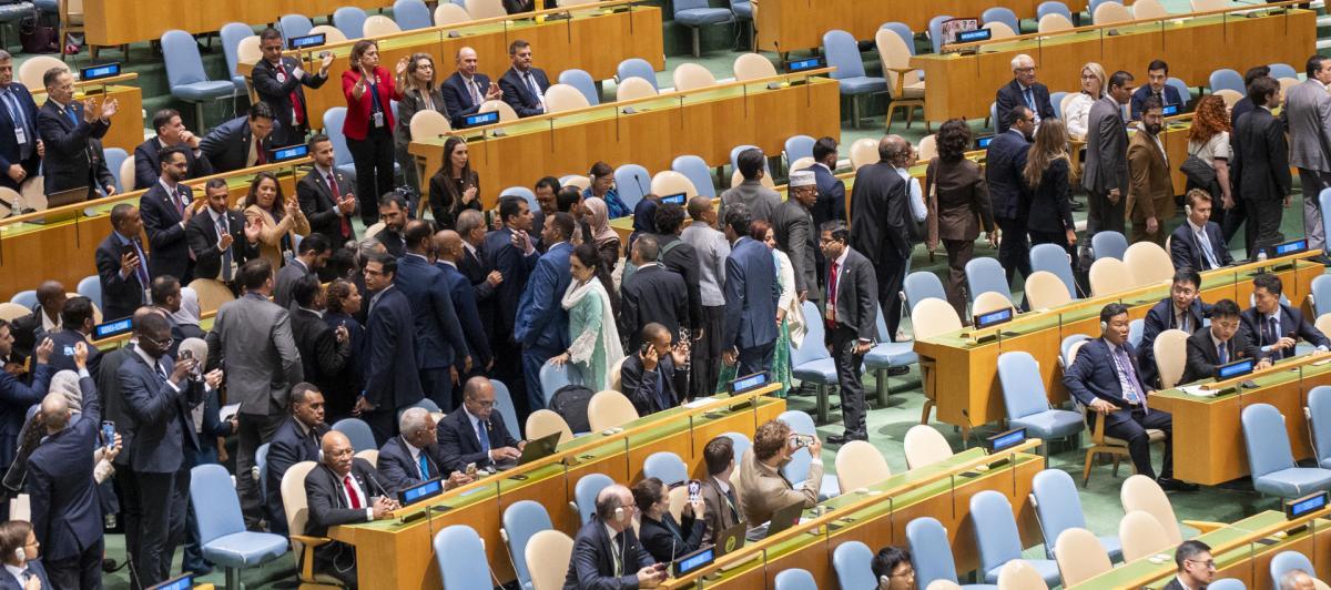 Asistentes a la Asamblea General de la Organización de las Naciones Unidas (ONU) se levantan de sus asientos este viernes, en Nueva York (Estados Unidos), al salir Netanyahu.