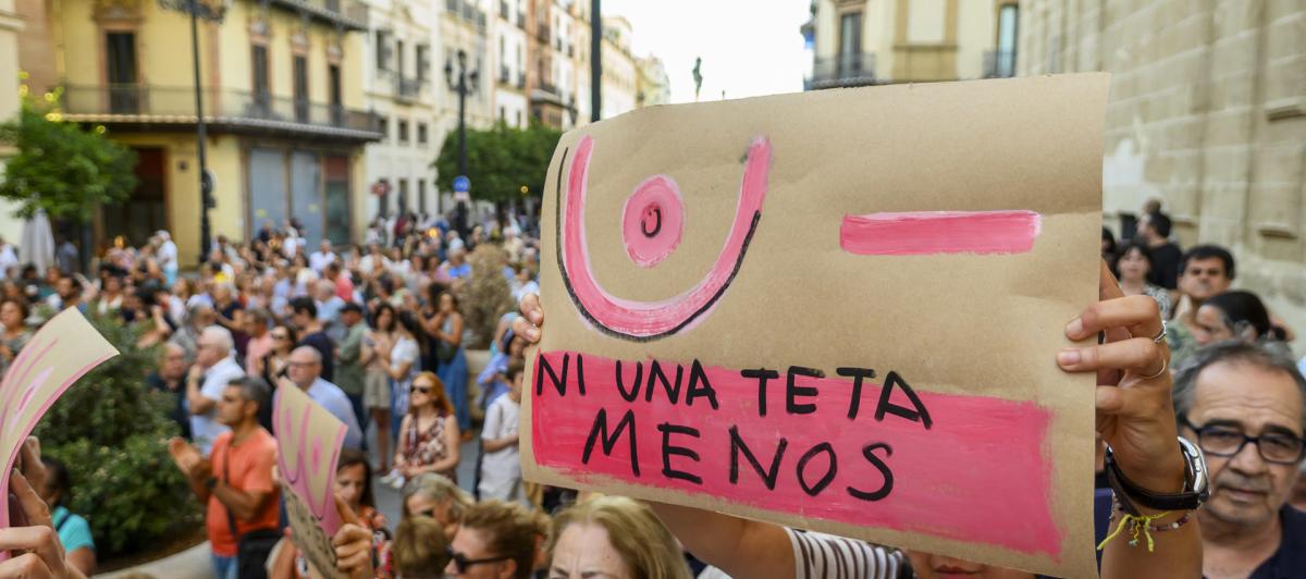 Varios miles de personas, en su mayoría mujeres, se han manifestado este miércoles ante la sede principal del Servicio Andaluz de Salud (SAS).