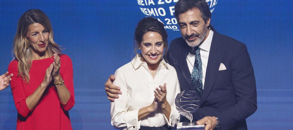 El escritor Juan del Val, ganador del premio Planeta, y la escritora Ángela Banzas, finalista, junto a la vicepresidenta Yolanda Díaz.