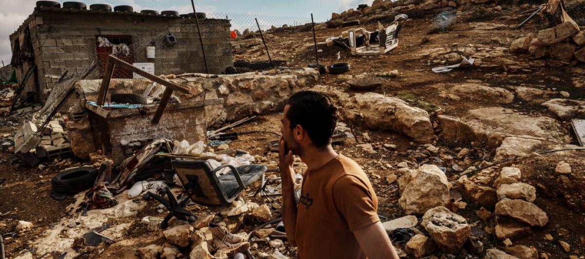 Un palestino inspecciona los daños causados por un ataque colono en su casa y sus tierras.