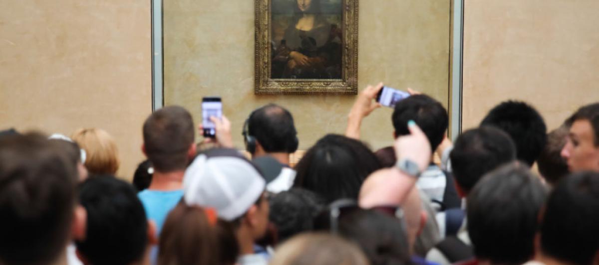 Visitantes del Louvre fotografiando la Mona Lisa.