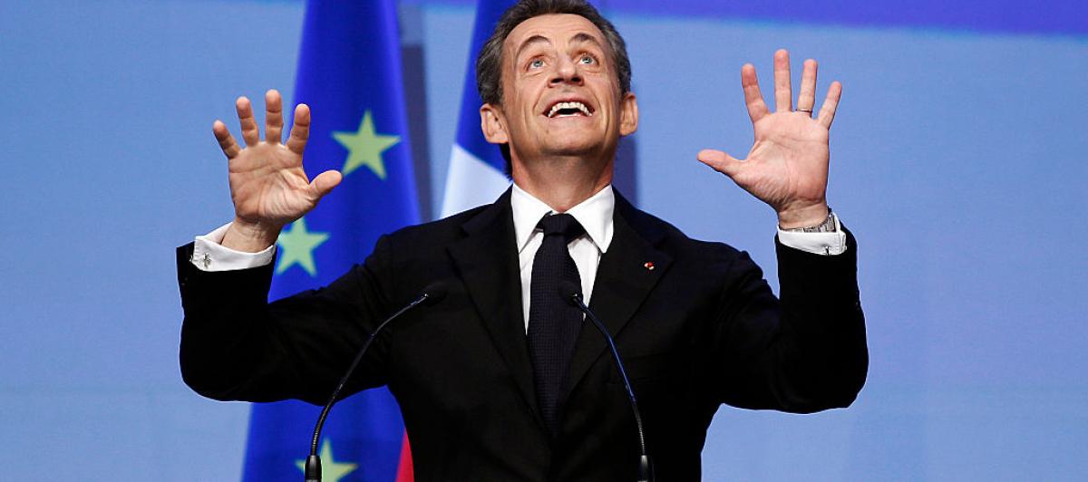 El expresidente de Francia, Nicolas Sarkozy, gesticula en el estrado durante un mitin de su partido.