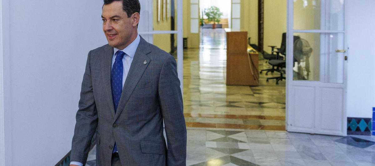 El presidente de la Junta de Andalucía, Juanma Moreno, caminando por los pasillos del Palacio de San Telmo.