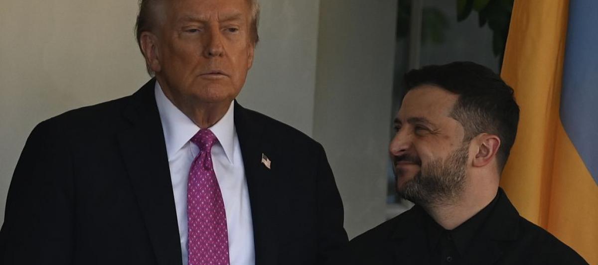 Trump, serio, en la recepción a un sonriente Zelenski, este viernes en la Casa Blanca