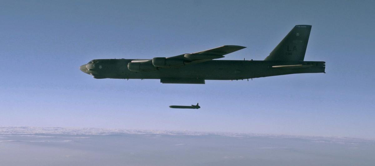 Un bombardero B-52H Stratofortress de la Fuerza Aérea de Estados Unidos lanza un misil de crucero durante un ejercicio de prueba sobre el Pacífico.