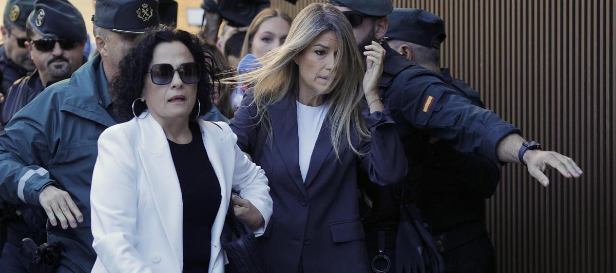 Maribel Vilaplana, la periodista que comió con el president de la Generalitat, Carlos Mazón, el 29 de octubre de 2024, rodeada de guardias y de prensa al llegar a los juzgados.
