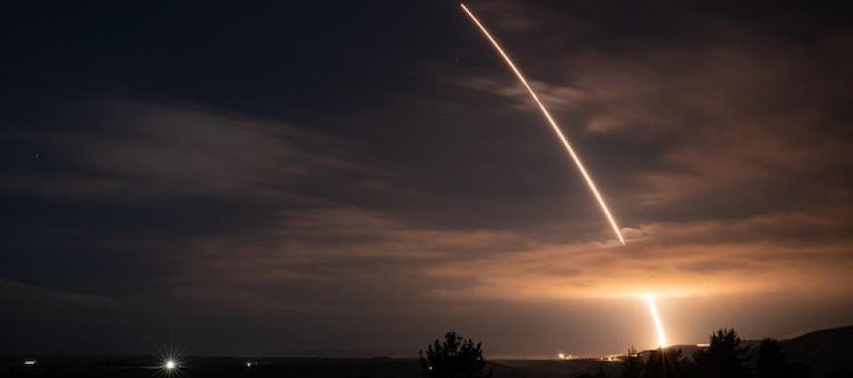 Un misil balístico intercontinental de EEUU ilumina el cielo durante la madrugada, en Vandenberg (California).