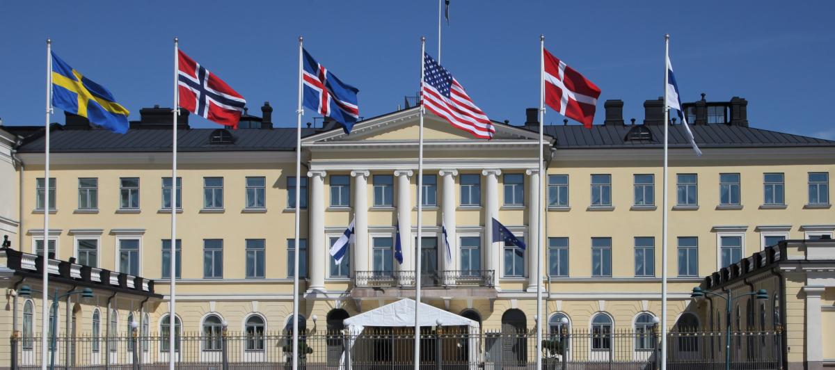 Las banderas de los países nórdicos de Suecia, Noruega, Islandia, Dinamarca y Finlandia ondean junto a la bandera estadounidense frente al palacio presidencial de Finlandia en Helsinki.