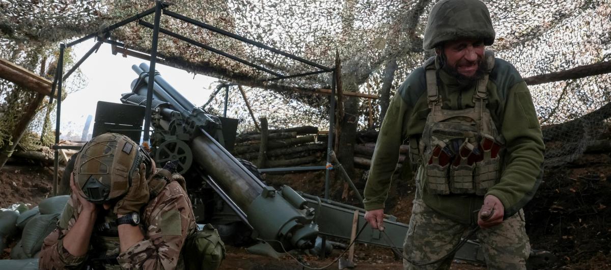 Soldados ucranianos de la 152º Brigada Jaeger Separada abren fuego de mortero contra posiciones rusas, operando una lanzadora M114, en algún punto en la ciudad de Pokrovsk (Donetsk, Donbás).