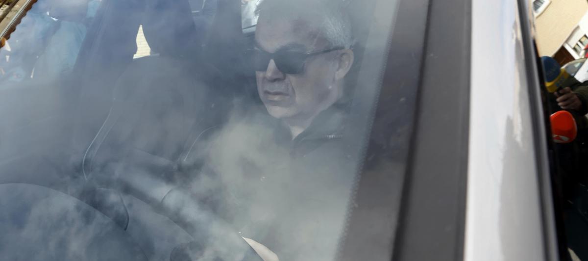 El ex secretario de Organización del PSOE Santos Cerdán llega conduciendo su vehículo a su domicilio en la localidad navarra de Milagro este jueves