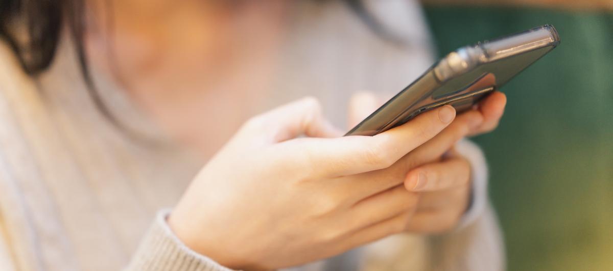 Una mujer usando la IA en su teléfono móvil.