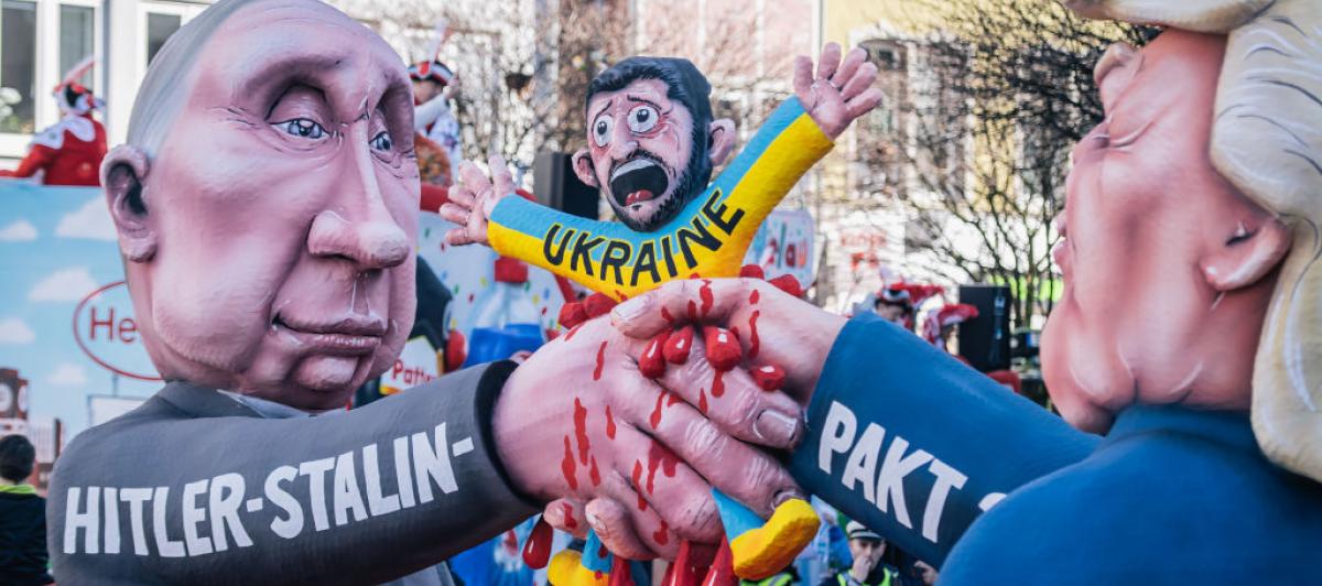 Una carroza de carnaval muestra a Donald Trump y a Vladimir Putin aplastando a Volodimir Zelenski mientras se dan la mano, durante el desfile de carnaval, el 3 de marzo de 2025, en Düsseldorf (Alemania).