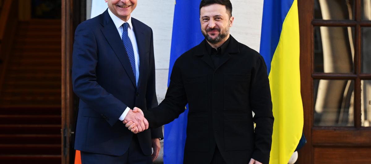 Zelenski da la mano al primer ministro de Irlanda, Michael Martin, durante su primera viista oficial al país