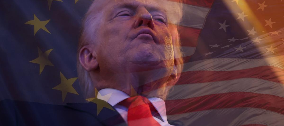 El presidente de Estados Unidos, Donald Trump, con las banderas de su país y de las Unión Europea de fondo.