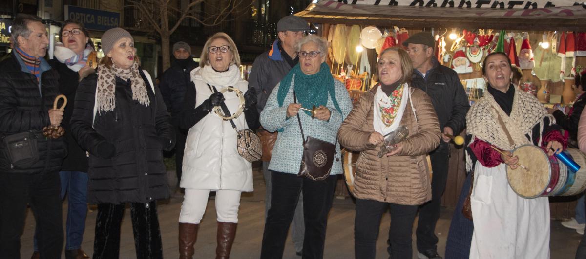 Varias mujeres cantan villancicos.