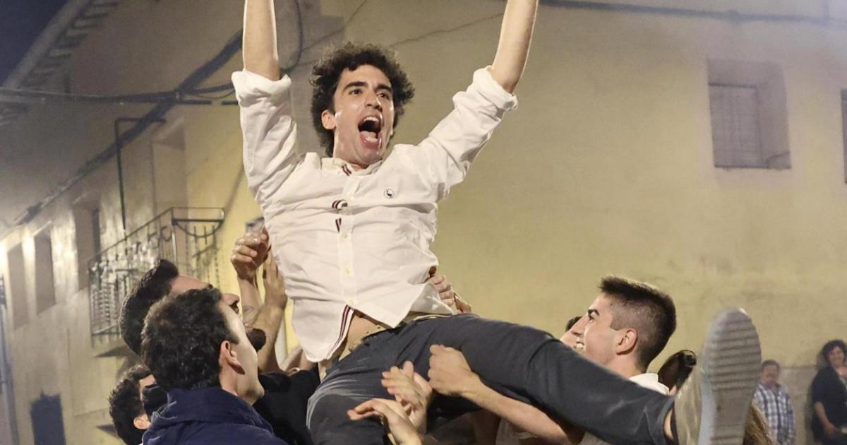 Ismael Maestro, el candidato municipal más joven de La Rioja, es manteado por los vecinos tras ser el primero en tomar posesión de su cargo como alcalde de San Millán de la Cogolla.