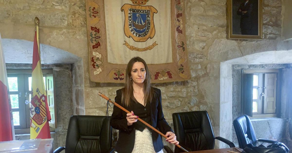 La única concejal socialista electa en el Ayuntamiento de San Vicente de la Barquera, Charo Urquiza, con el bastón de mando tras ser apoyada por sorpresa por el PP, tras el pleno constitutivo del Consistorio este sábado.